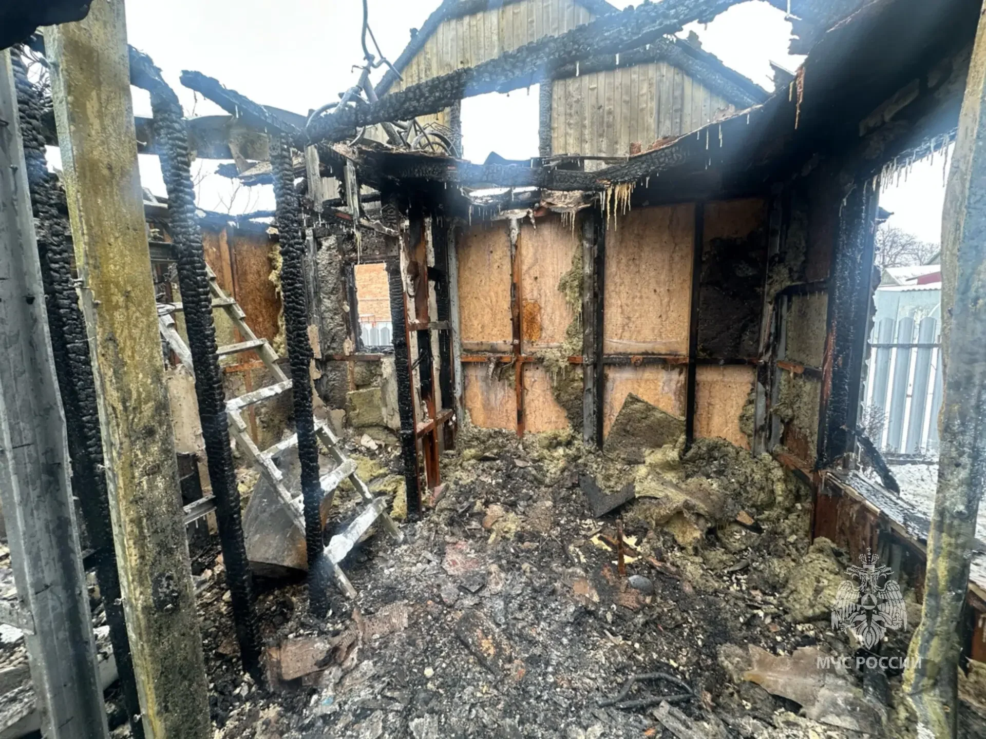 В Шахтах мужчина вынес из охваченного огнем дома двух малышей