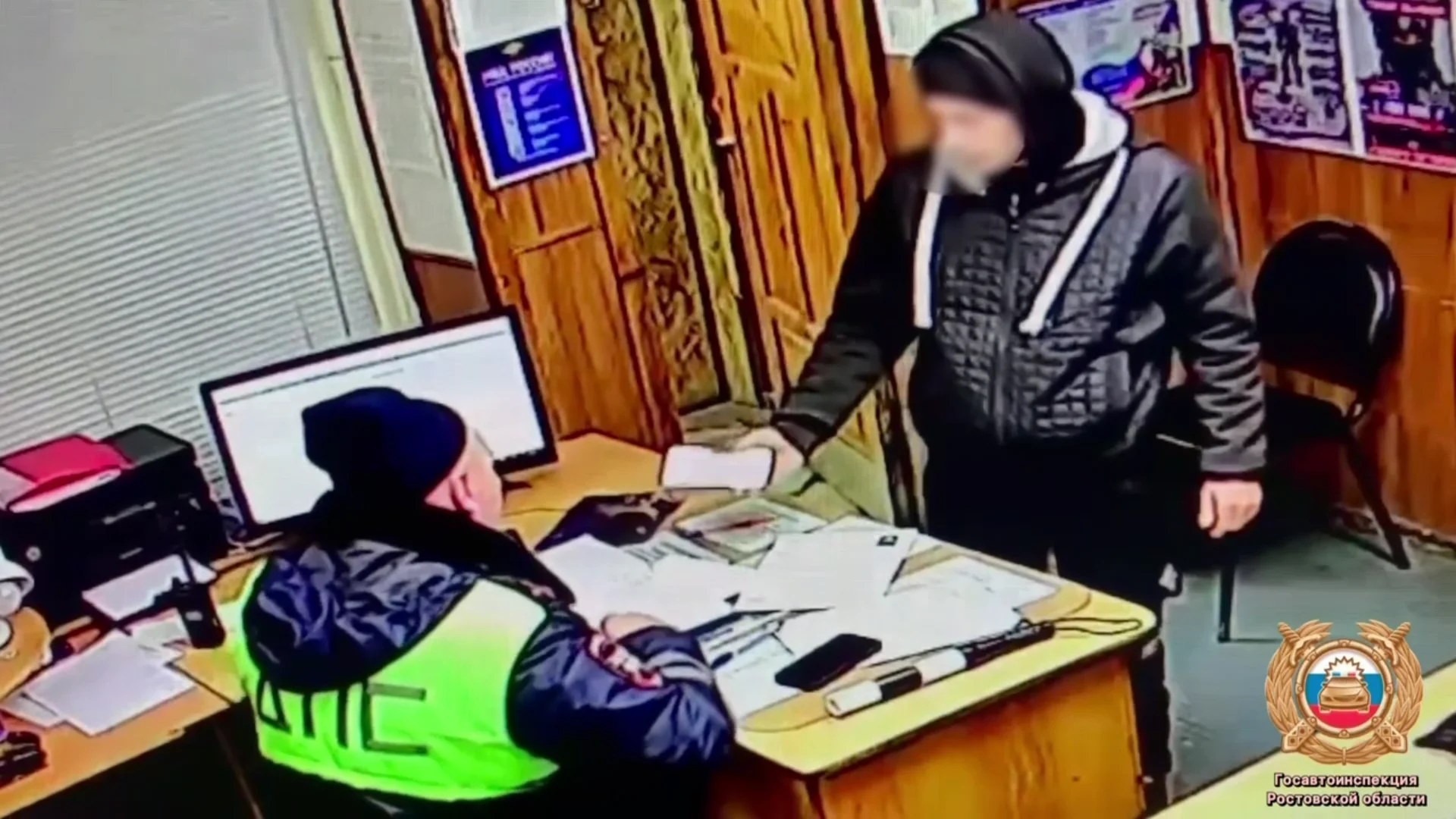 На трассе в Ростовской области инспекторы поймали водителя с правами за 100 тысяч рублей