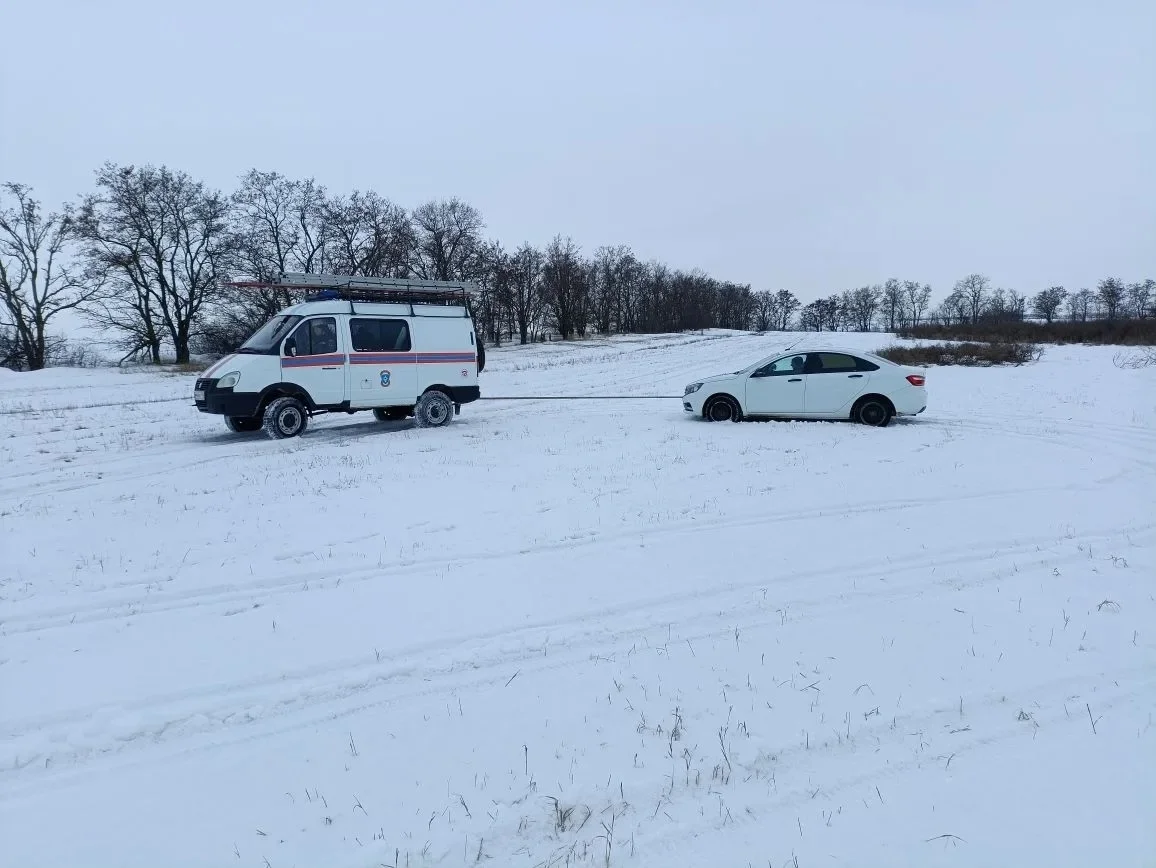 Ростовчан спасли несколько часов на морозе из-за поломки машины в полях