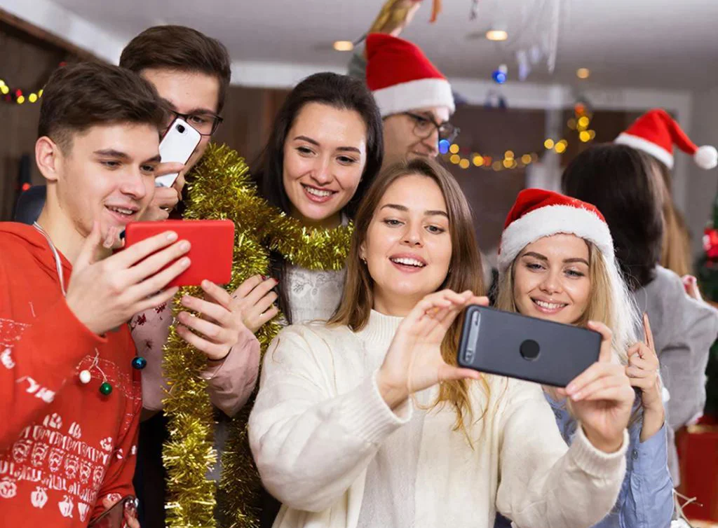 На новогодних праздниках бумеры чаще других занимались онлайн-образованием, зумеры смотрели видео, а миллениалы общались с ИИ