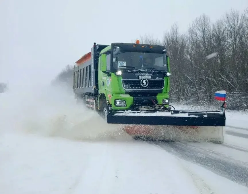 250 машин отправили чистить заснеженные дороги в Ростовской области