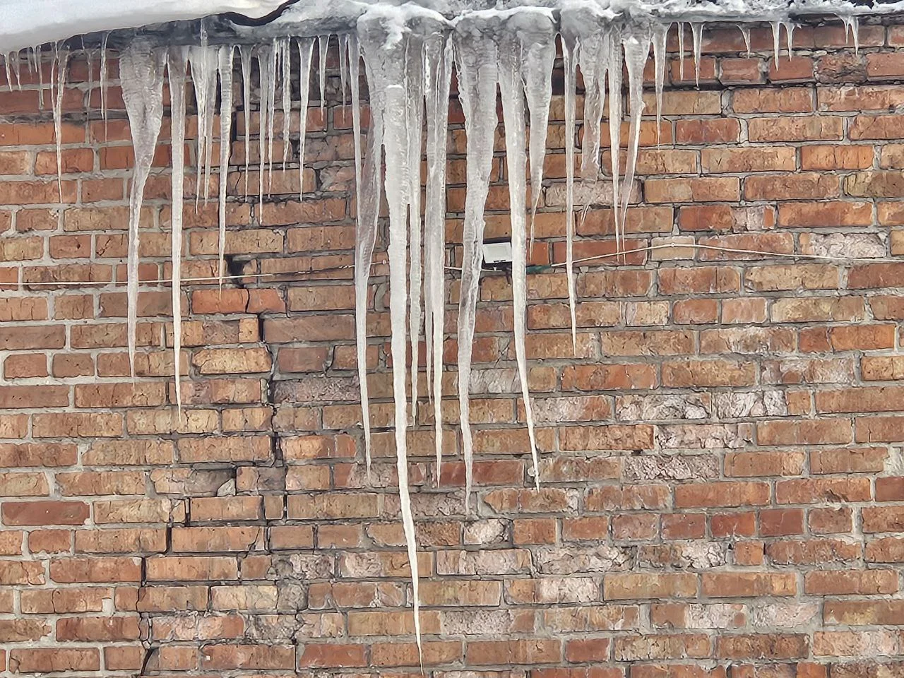 В Ростове падение льда с крыши отправило пенсионерку в больницу