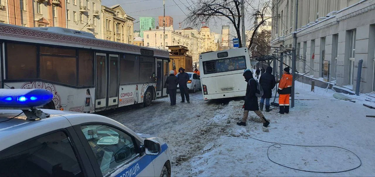 Автобус снес остановку у Дома офицеров в центре Ростова