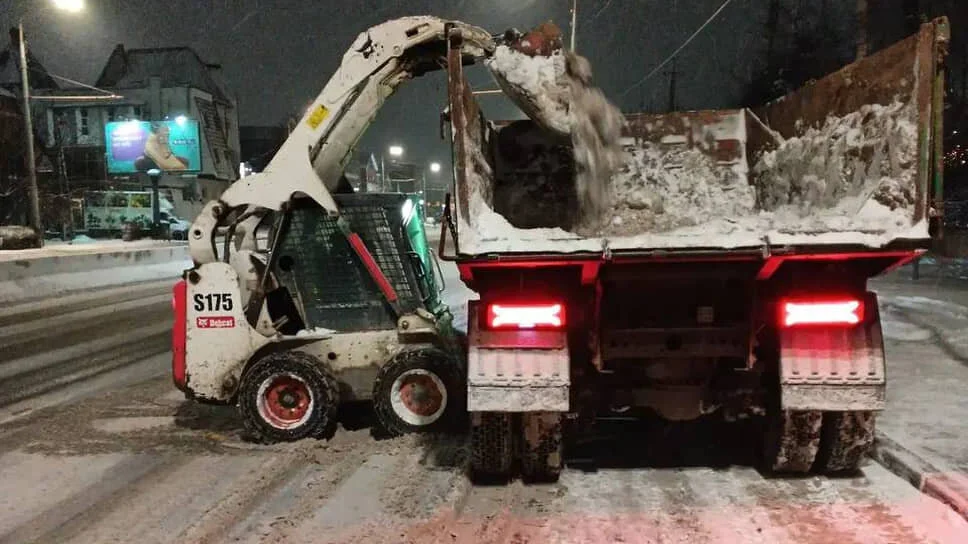 В Ростове снег с улиц свозят на 11 спецплощадок