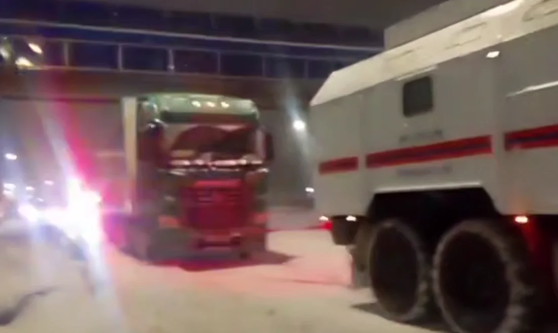 На Дону спасатели помогали фурам преодолевать подъемы на заснеженных дорогах