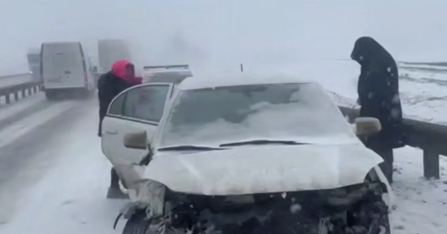 Семья с ребенком попала в ДТП на М-4 в Ростовской области во время снегопада