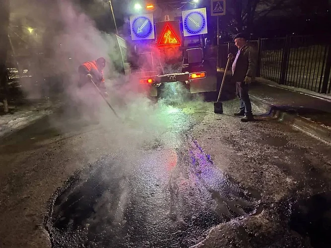 Латать дыры на дорогах в Ростове начали после сложной зимы