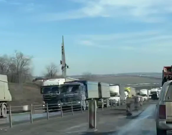 Трассу М-4 "Дон" в Ростовской области парализовало