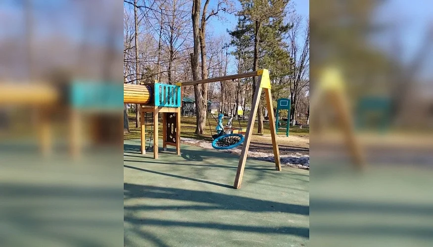 Качели в парке Октября в Ростове починили после скандала с тросом на шее у отца