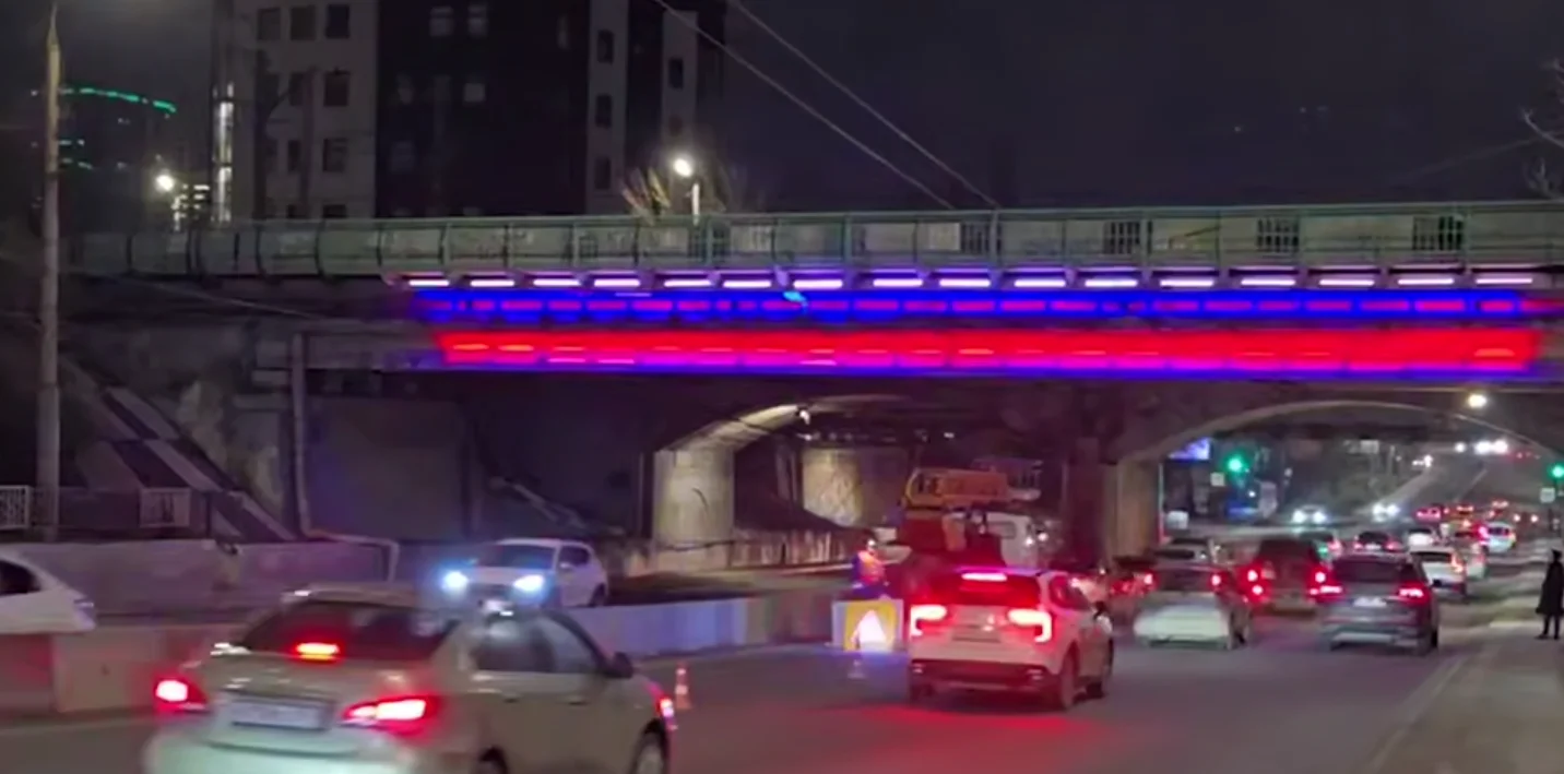 Мост на Нагибина заиграл цветами российского и донского флагов