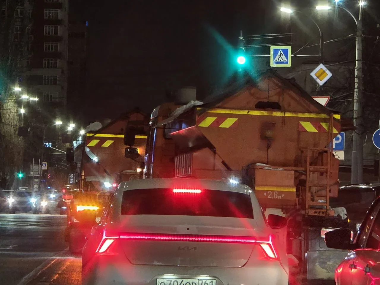 В Ростове ночью вывели 182 машины на уборку снега во время метели