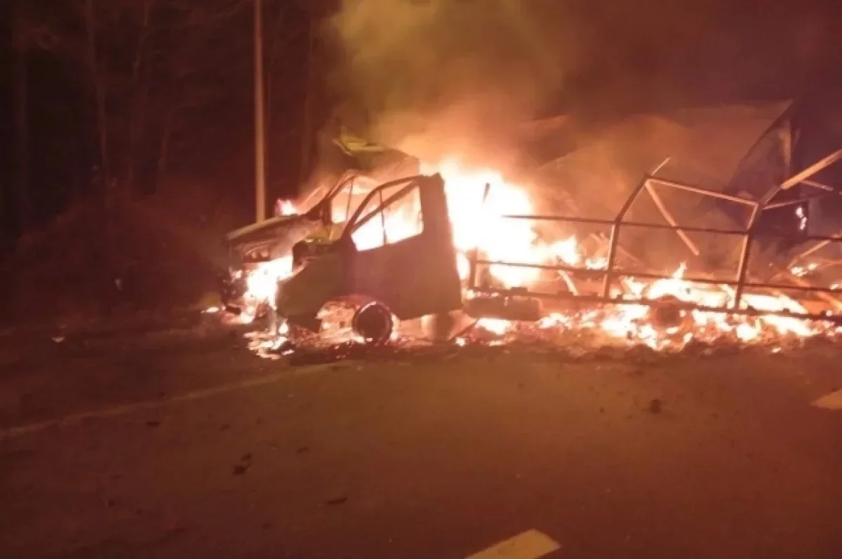 В Аксайском районе пожар ночью уничтожил четыре «ГАЗели»