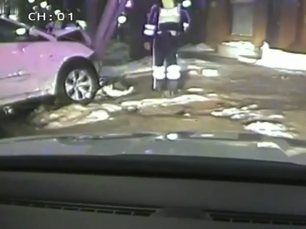 Подросток без прав устроил ночную погоню по Ростову и врезался в столб