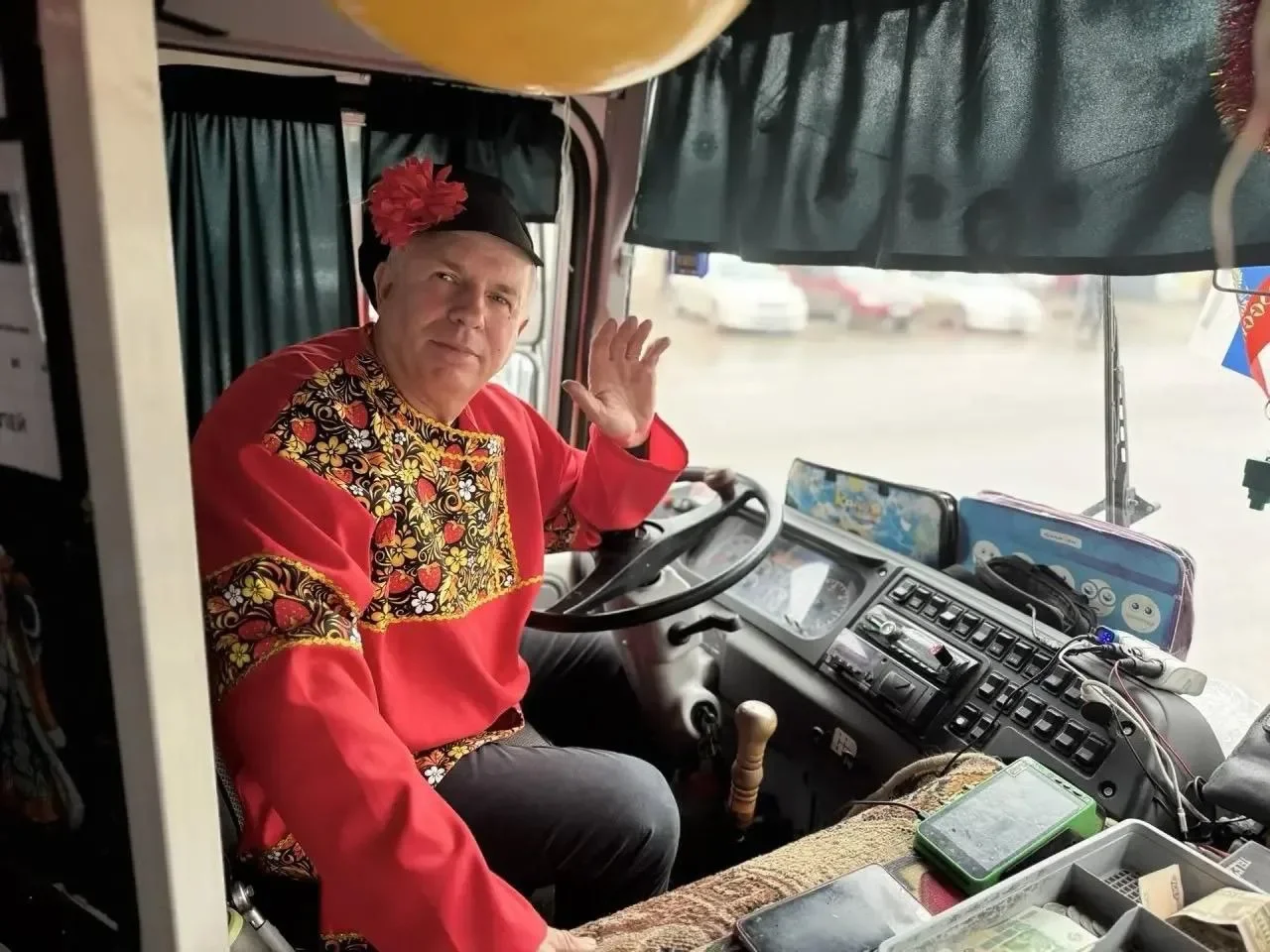 Водитель с женой в Азове празднуют Масленицу прямо автобусе