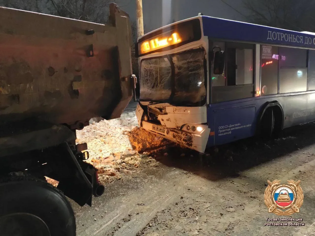 Автобус №83 с 80 пассажирами врезался в «КамАЗ» в Ростове
