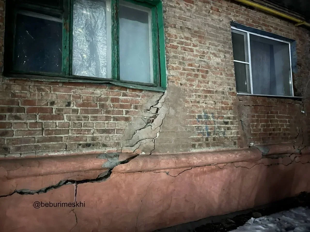 В Ростове на Козлова срочно расселяют аварийный дом, который может рухнуть