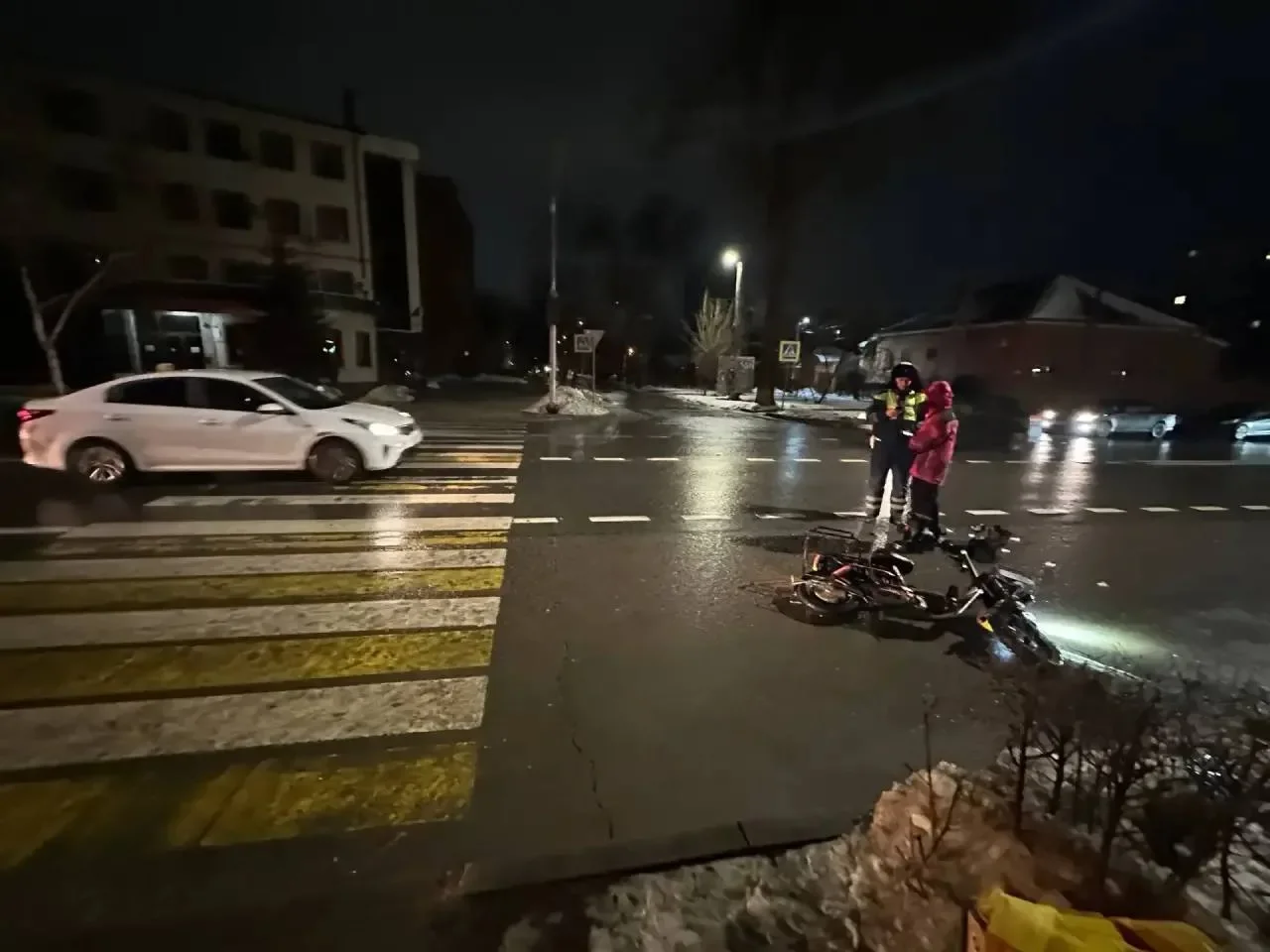 Курьер на электровелосипеде сбил 75-летнюю ростовчанку на улице Металлургической