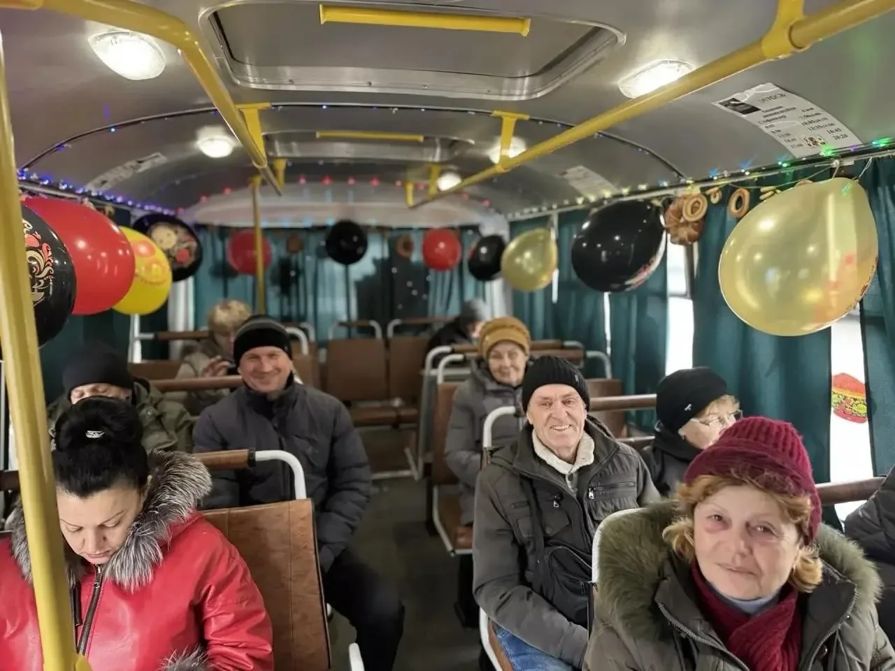 Водитель с женой в Азове празднуют Масленицу прямо автобусе