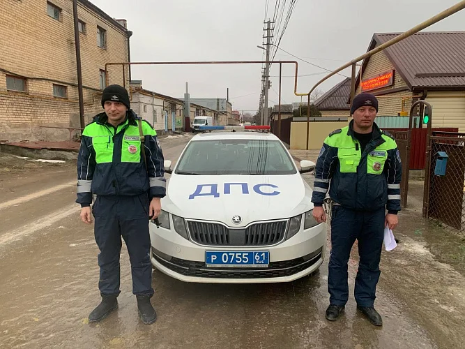 Инспекторы ДПС  на Дону вытолкали машину автоледи со встречной полосы