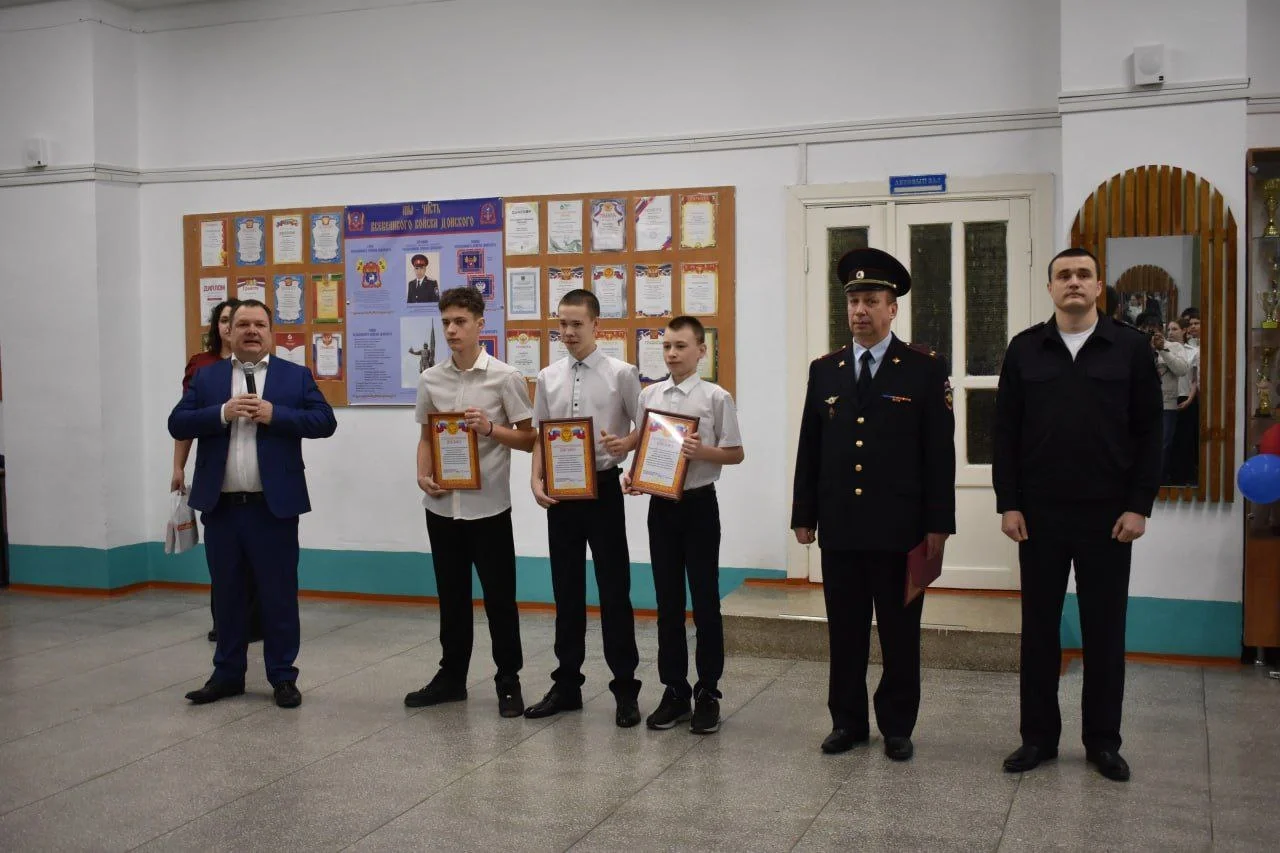 Трое школьников из Константиновска спасли мужчину, упавшего в овраг