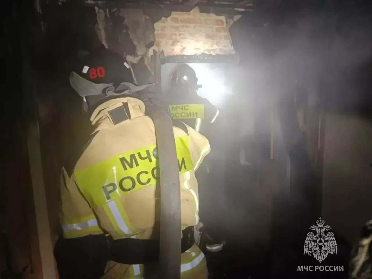 Бабушка с внучкой чудом спаслись из горящего дома в селе под Ростовом