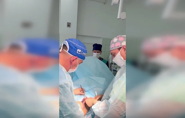 Врачи Новочеркасска собрали плечо 70-летнего мужчины из титана после падения