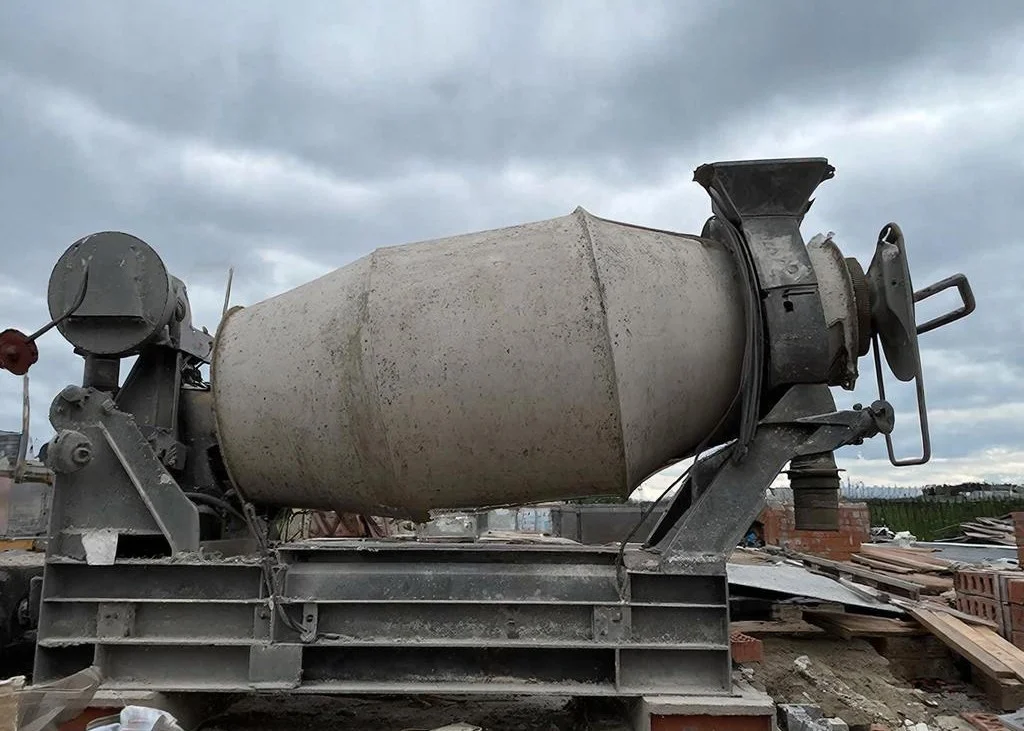 В Ростове мужчина забетонировал свою люксовую БМВ 6 кубами