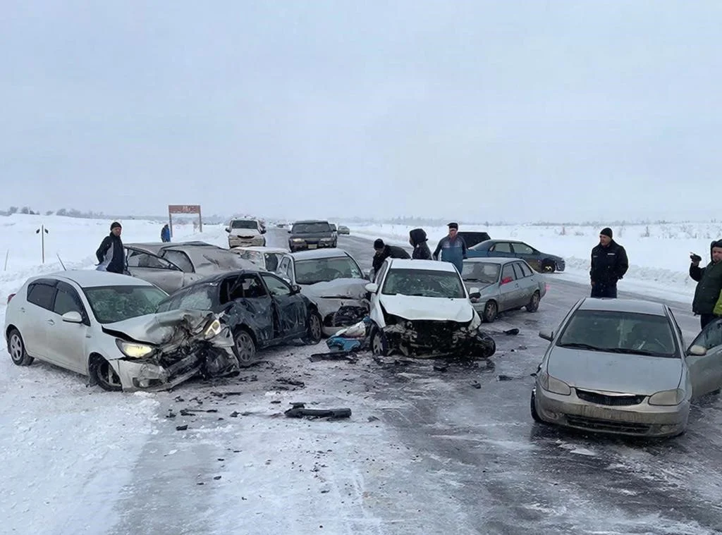 Гололед устроил массовую ловушку 10 автомобилям в Ростовской области