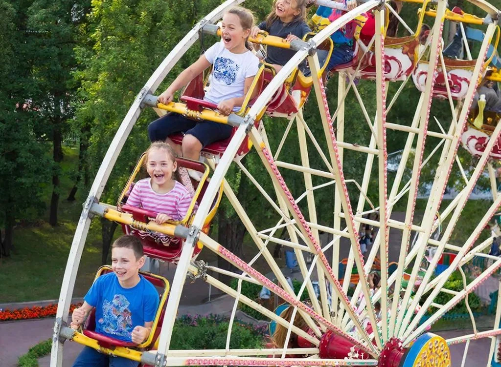 Сломавшиеся качели в парке Ростова превратили отца в аттракцион для детей