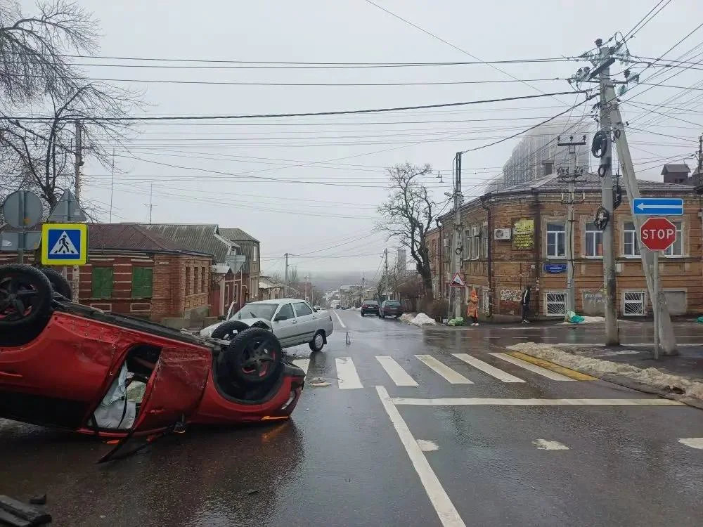 Авто Омода из Китая в Ростове из-за аварии перевернулся