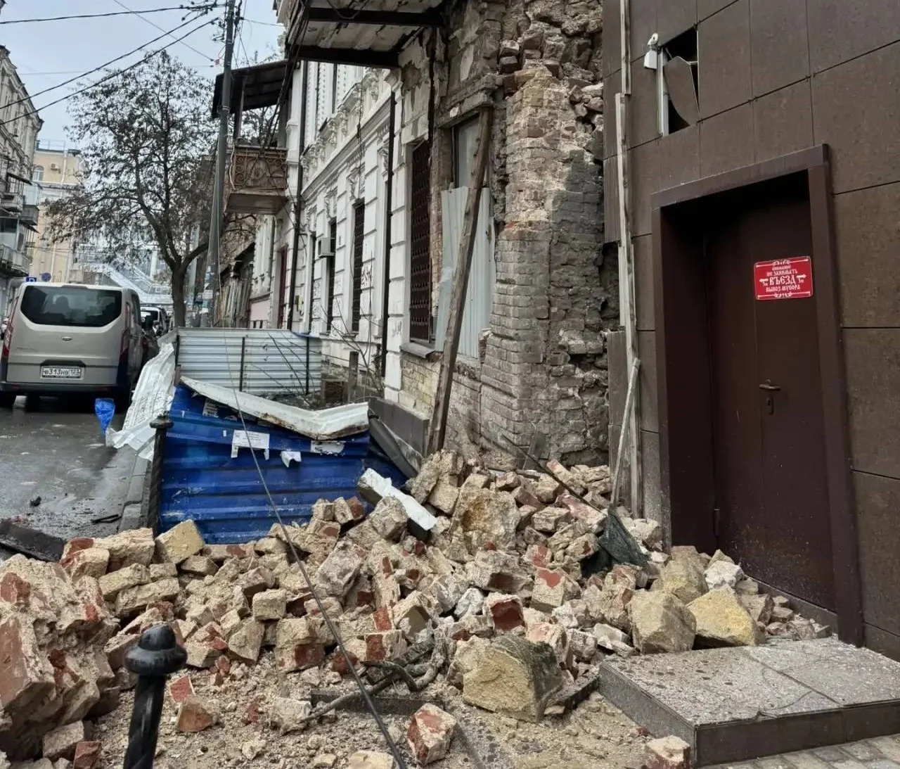 В центре Ростова на Шаумяна рухнула стена заброшенной двухэтажки