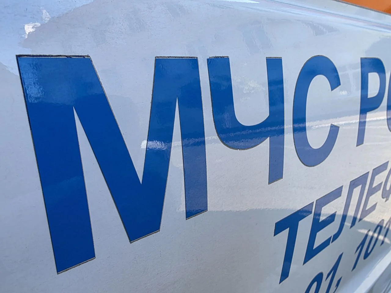 Донские спасатели освободили водителя из "законсервированного" авто после удара о дерево