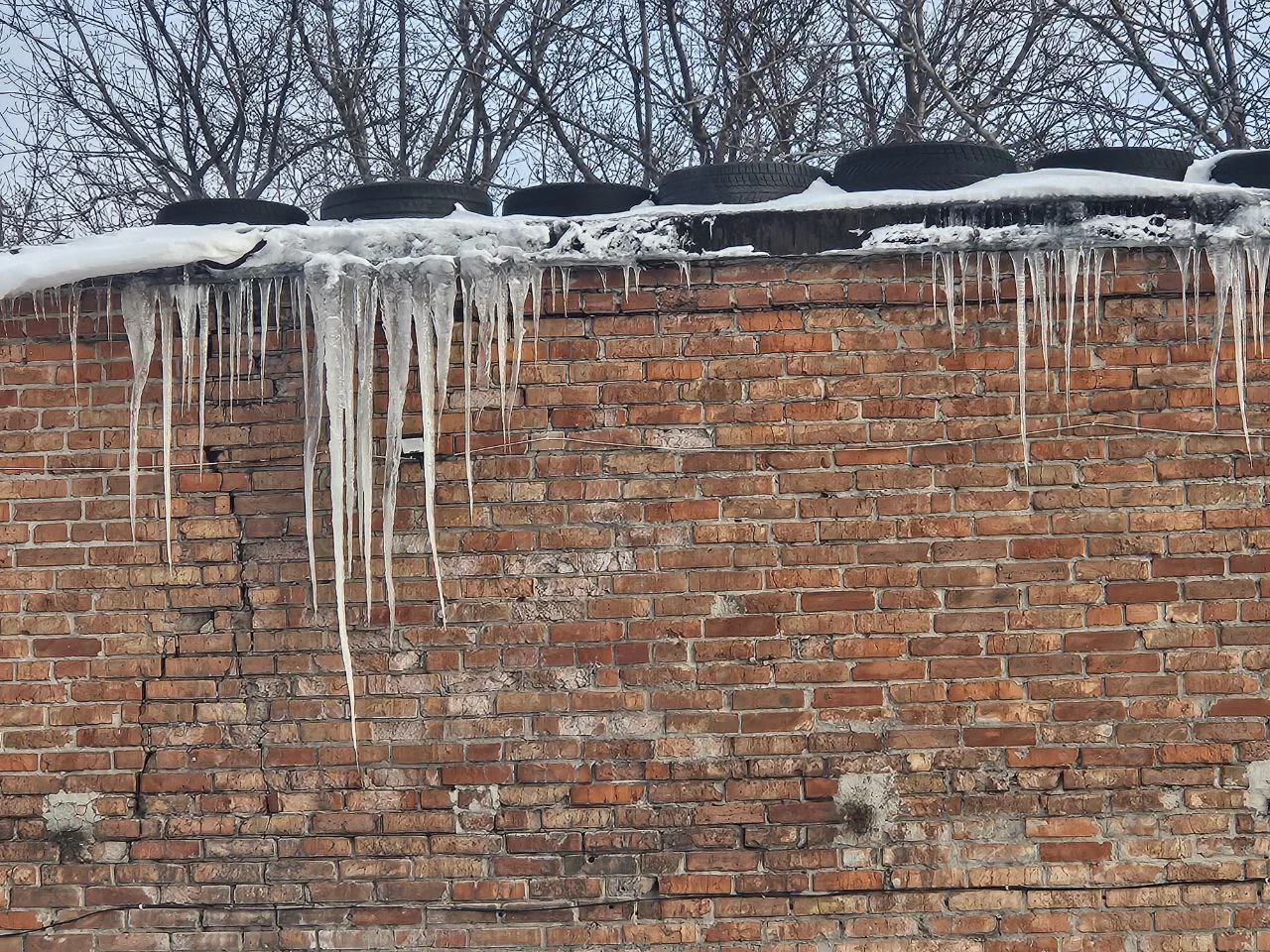 Юрист Жаров разъяснил, кто несёт ответственность за сосульки и снег на балконах в России