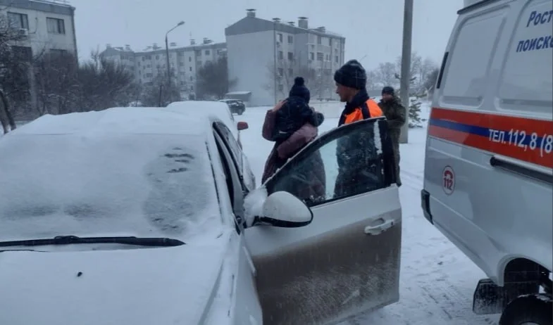 В Морозовске спасатели освободили запертого в автомобиле двухлетнего ребёнка