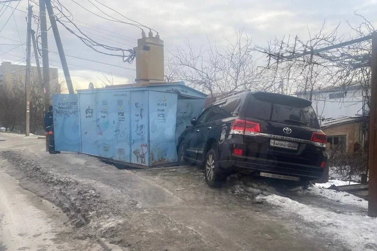 В Ростове пьяный водитель без прав протаранил трансформаторную подстанцию