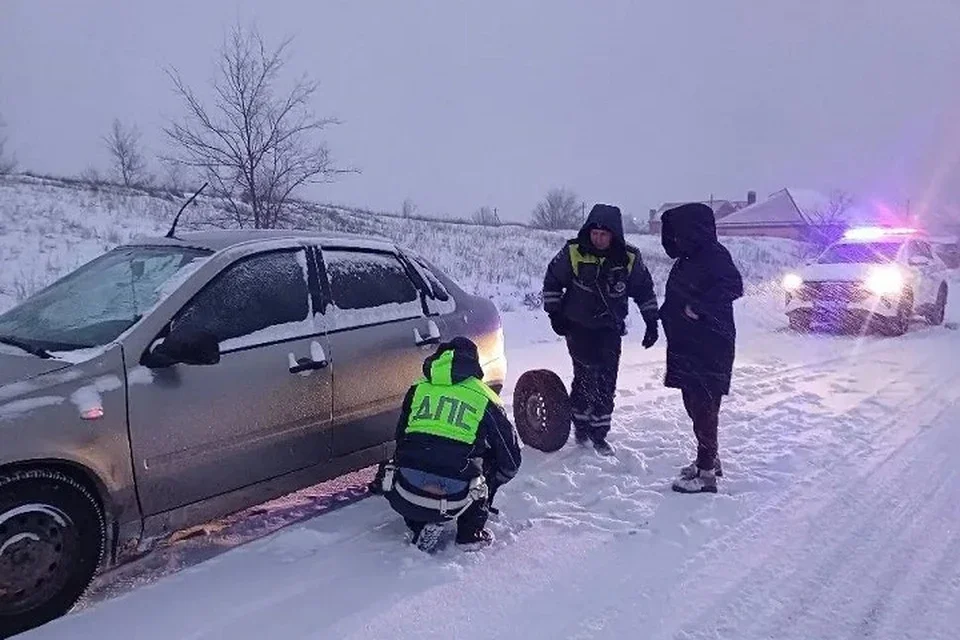 Донские инспекторы ДПС помогли водителю заменить колесо на замерзшей дороге