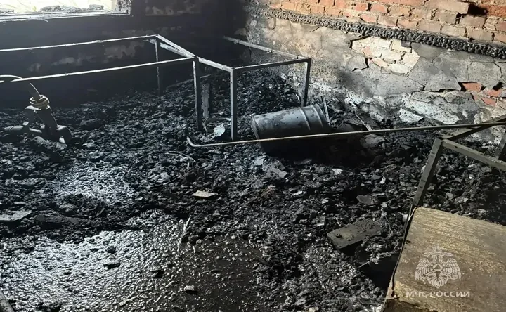 Пожар в здании на Театральном проспекте тушили 16 спасателей