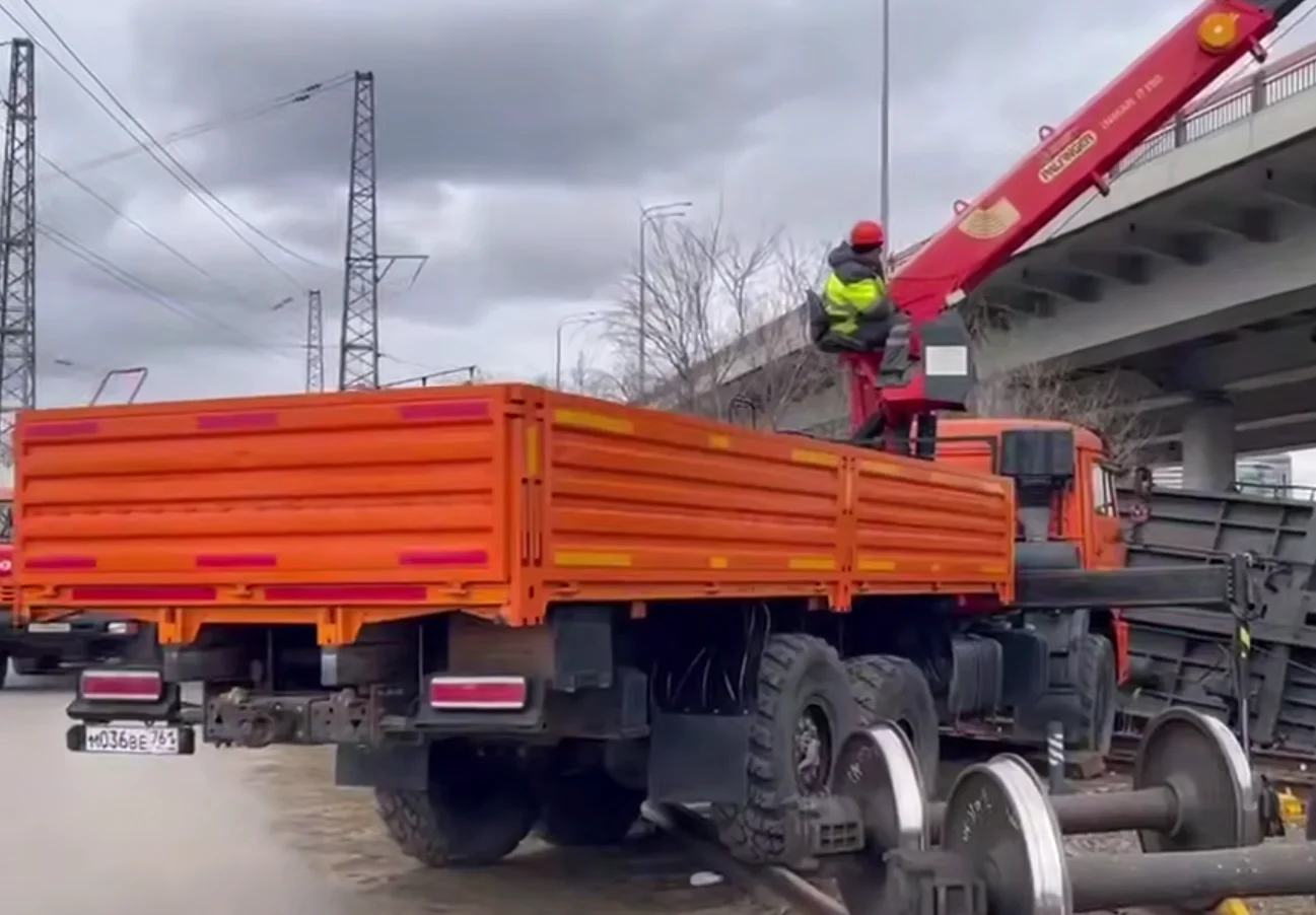 Два гружёных вагона и тепловоз сошли с рельсов под Ростовом