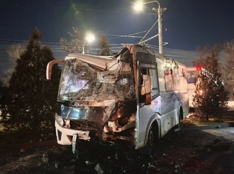 В центре Ростова автобус №93 вылетел на встречку и протаранил столб