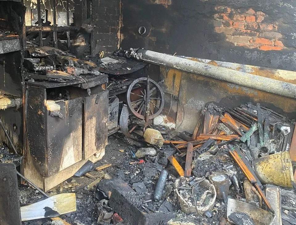 В Сальске собака разбудила хозяина лаем и спасла семью от пожара в гараже