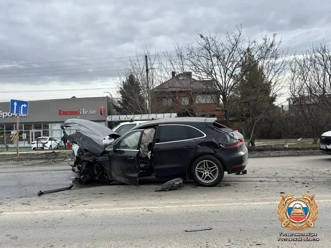 Porsche проигнорировал главную дорогу и устроил пожар в BMW под Ростовом