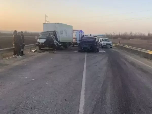 Пенсионер за рулем Renault погиб в жуткой аварии с тремя машинами под Ростовом