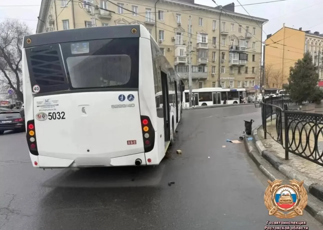 Женщина выбежала через дыру в заборе и попала под колеса автобуса в Ростове