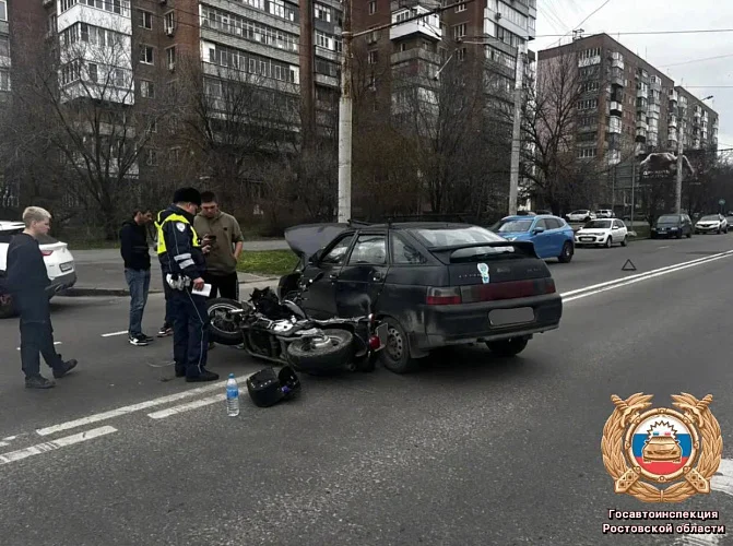 В Ростове на Коммунистическом проспекте мотоциклист попал в больницу после ДТП