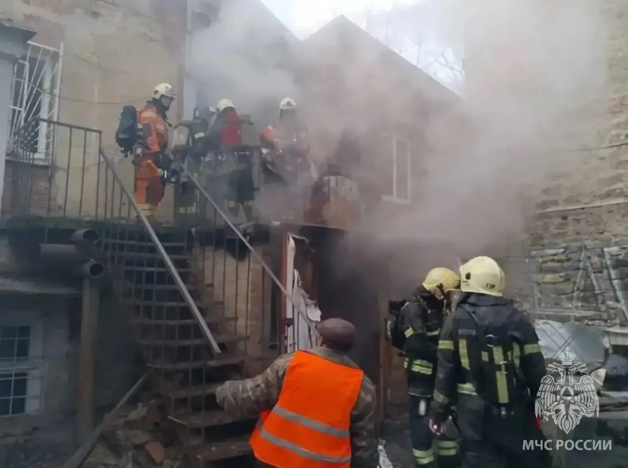 Пожарные больше полутора часов тушили двухэтажку на Станиславского