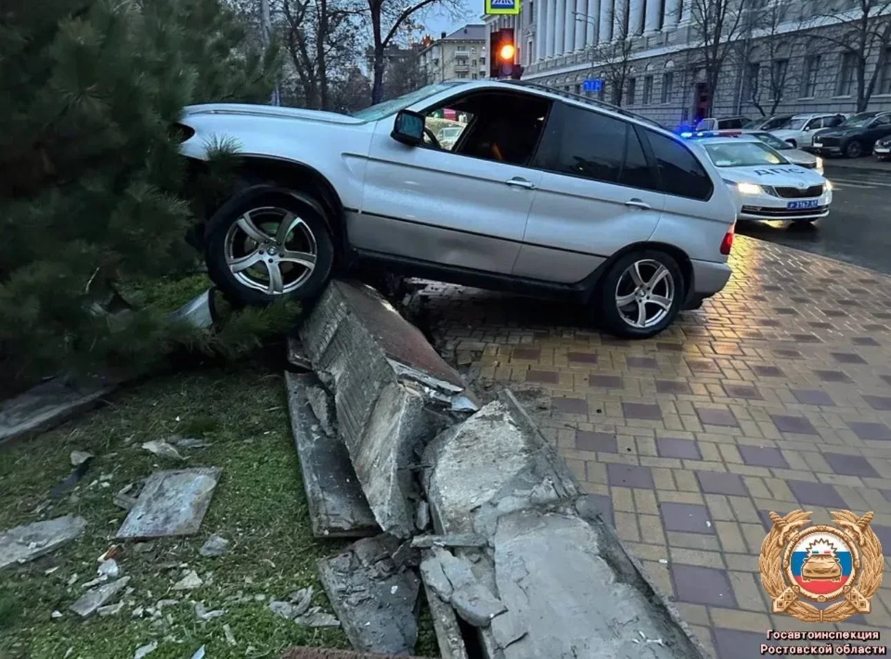 Пьяный водитель BMW влетел в ограждение у здания правительства на Дону
