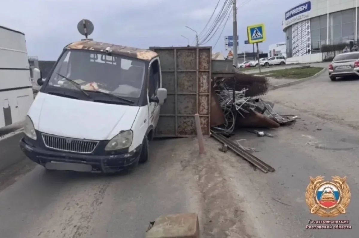 В Ростове на проспекте Королёва «Газель» развалилась и повредила две иномарки