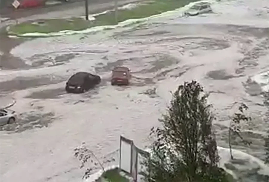 В Ростове Левенцовка утонула и поплыла после сильного ливня