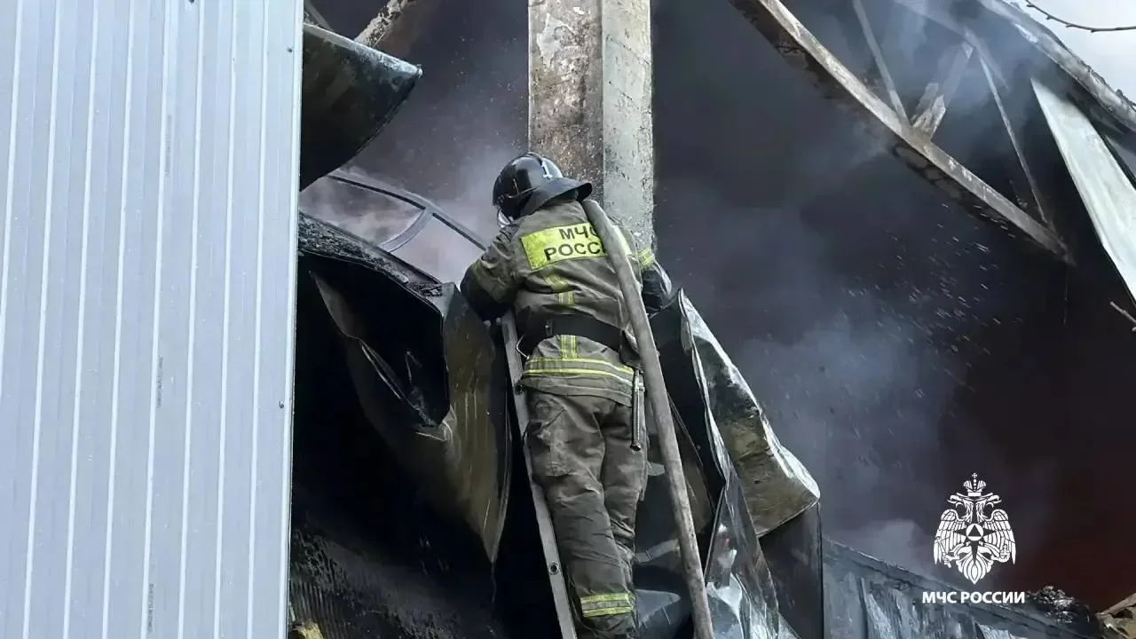 В Краснодаре мощный пожар уничтожил Светофор на Российской