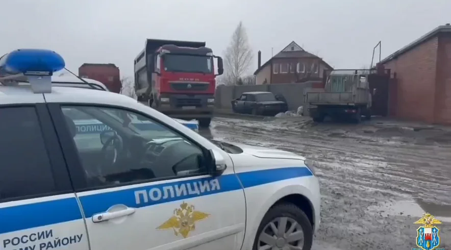 Дрон поймал черных возчиков мусора над балками и оврагами под Аксаем